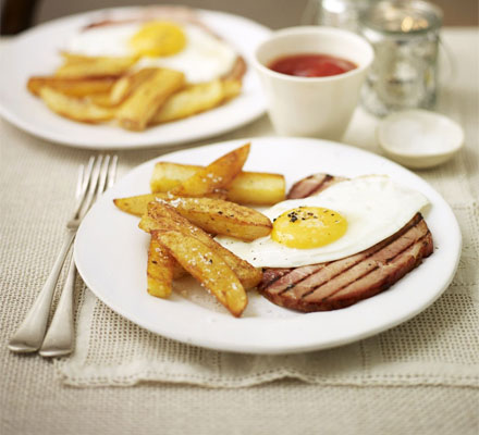 Grilled ham, egg & spiced oven chips