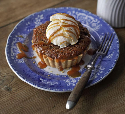 Sticky toffee tarts