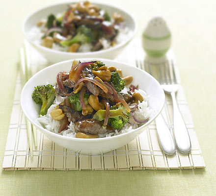 Stir-fried beef with cashews and broccoli