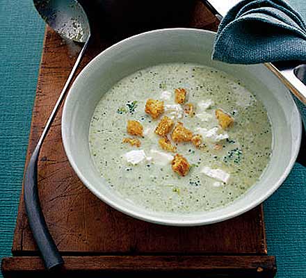 Broccoli soup with crispy croutons & goat’s cheese