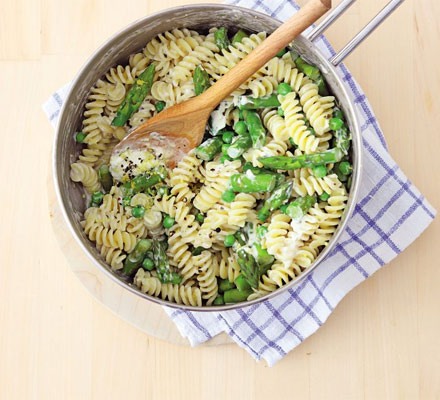 Creamy pasta with asparagus & peas