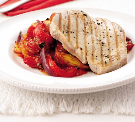 Tuna with peppery tomatoes & potatoes