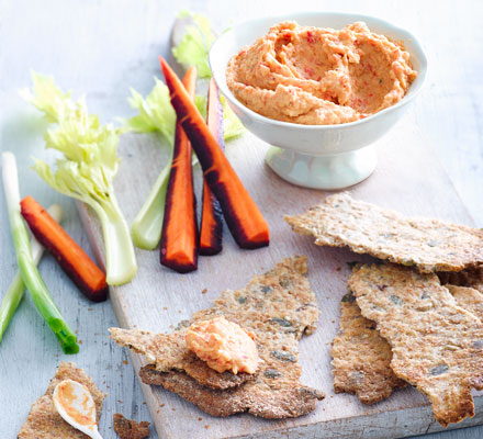 Red pepper hummus with crispbread snaps