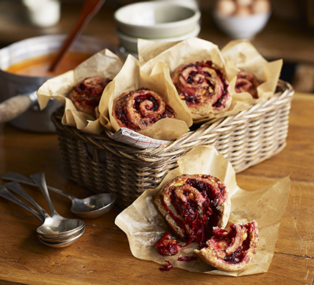 Beetroot, bacon & cheddar bread scrolls