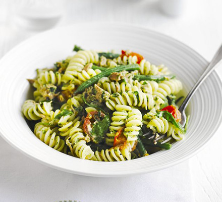 Tuna pasta with rocket & parsley pesto