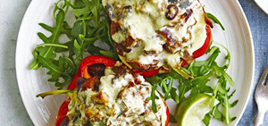 Chilli-stuffed peppers with feta topping