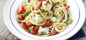 Pasta with mozzarella, mint & fresh tomato sauce