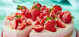 Triple-layered berry cheesecake