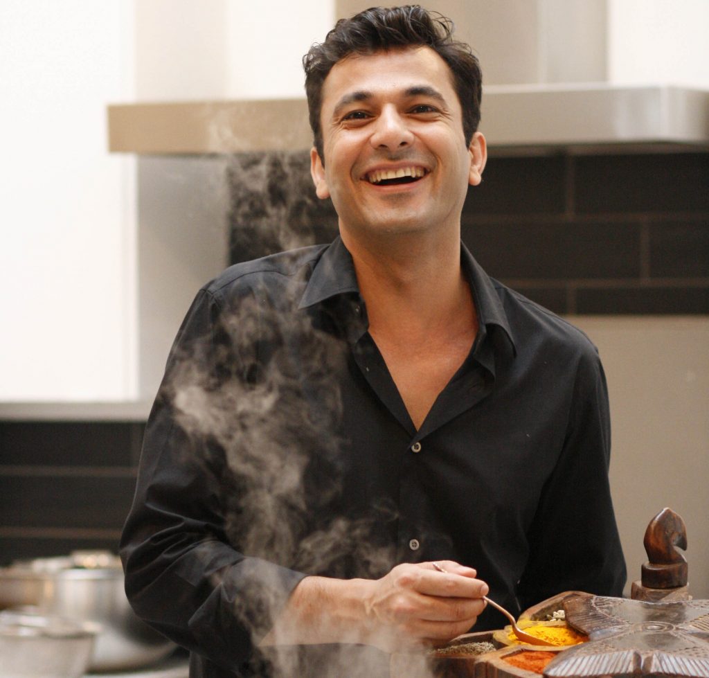 Повар 10 часов. Карунеш Кханна повар. Vikas Khanna Kitchen Nightmares.