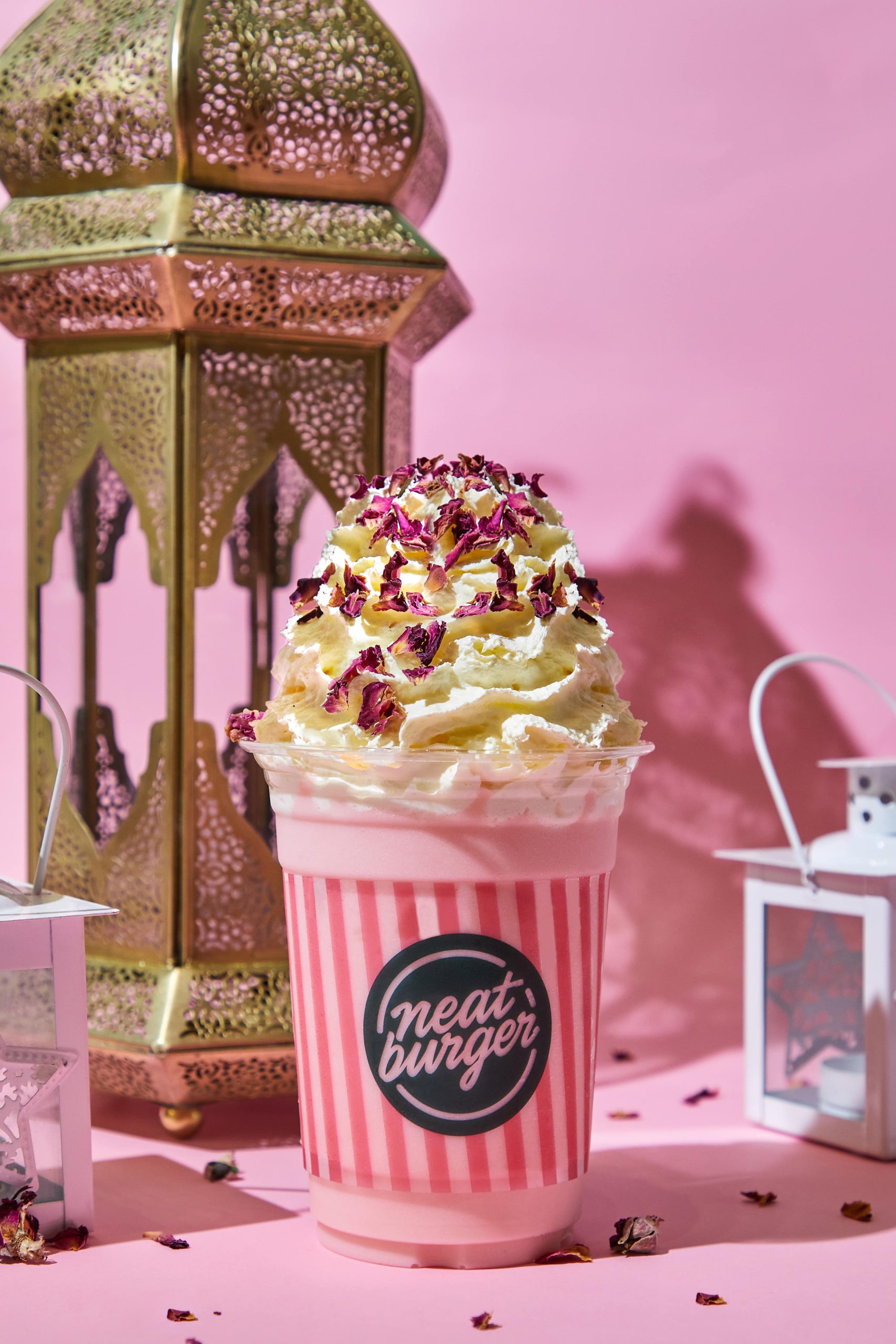 Neat Burger Rose Milkshake-min أشياء يمكنك القيام بها في الإمارات العربية المتحدة في أبريل