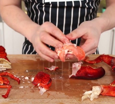 How to prepare a cooked lobster