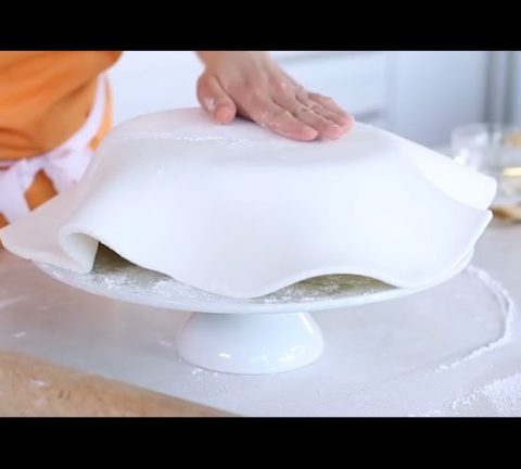 How to ice a Christmas cake