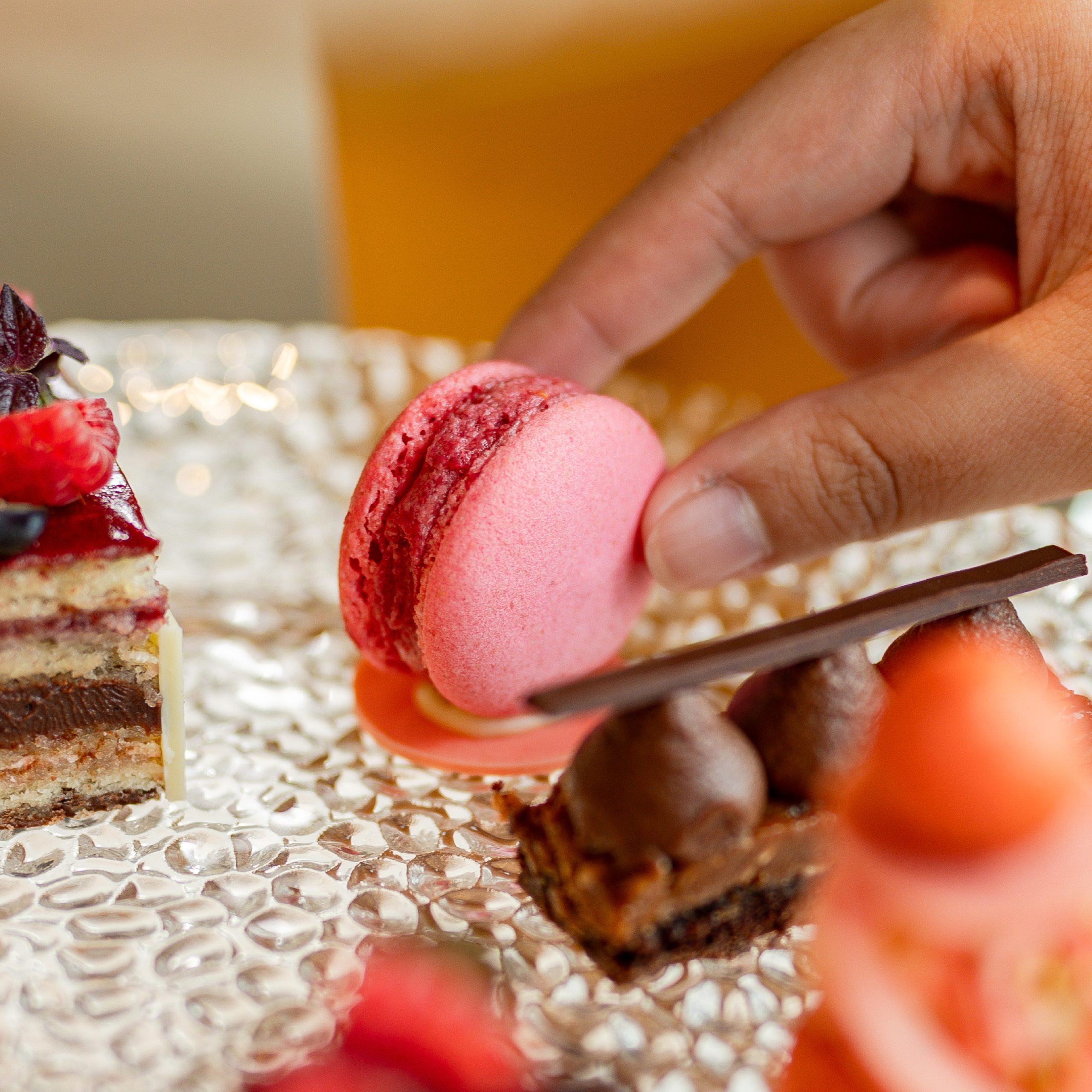 Combo de café y macarrones rosados ​​en Grand Club Lounge-02