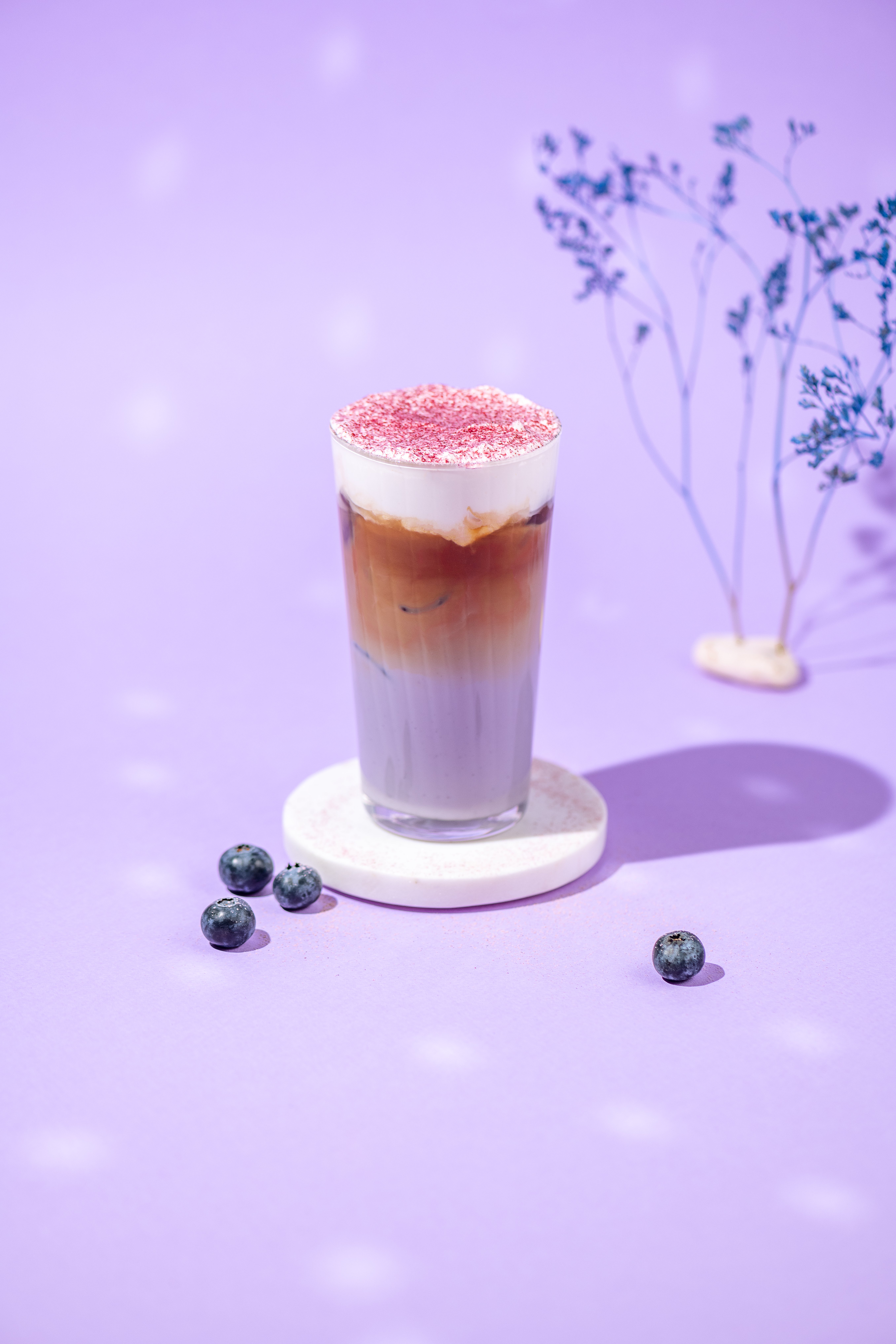 Latte helado de tomillo y arándanos con espuma de queso, 27 aed, 400 ml Iniciativas Pinktober en los Emiratos Árabes Unidos