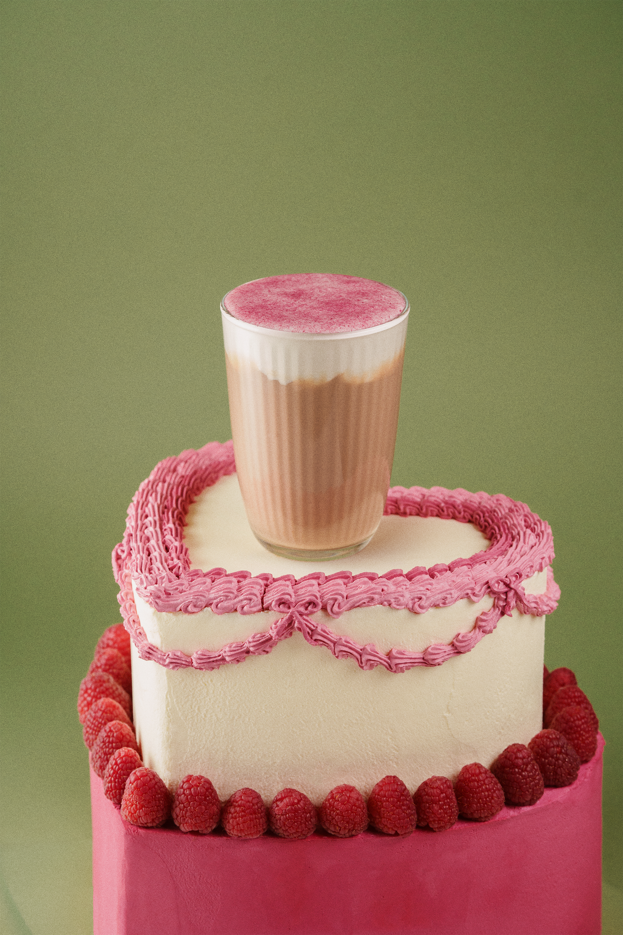 Latte de frambuesa con espuma de queso, 25 aed, 350 ml Latte de frambuesa con espuma de queso, 25 aed, 350 ml