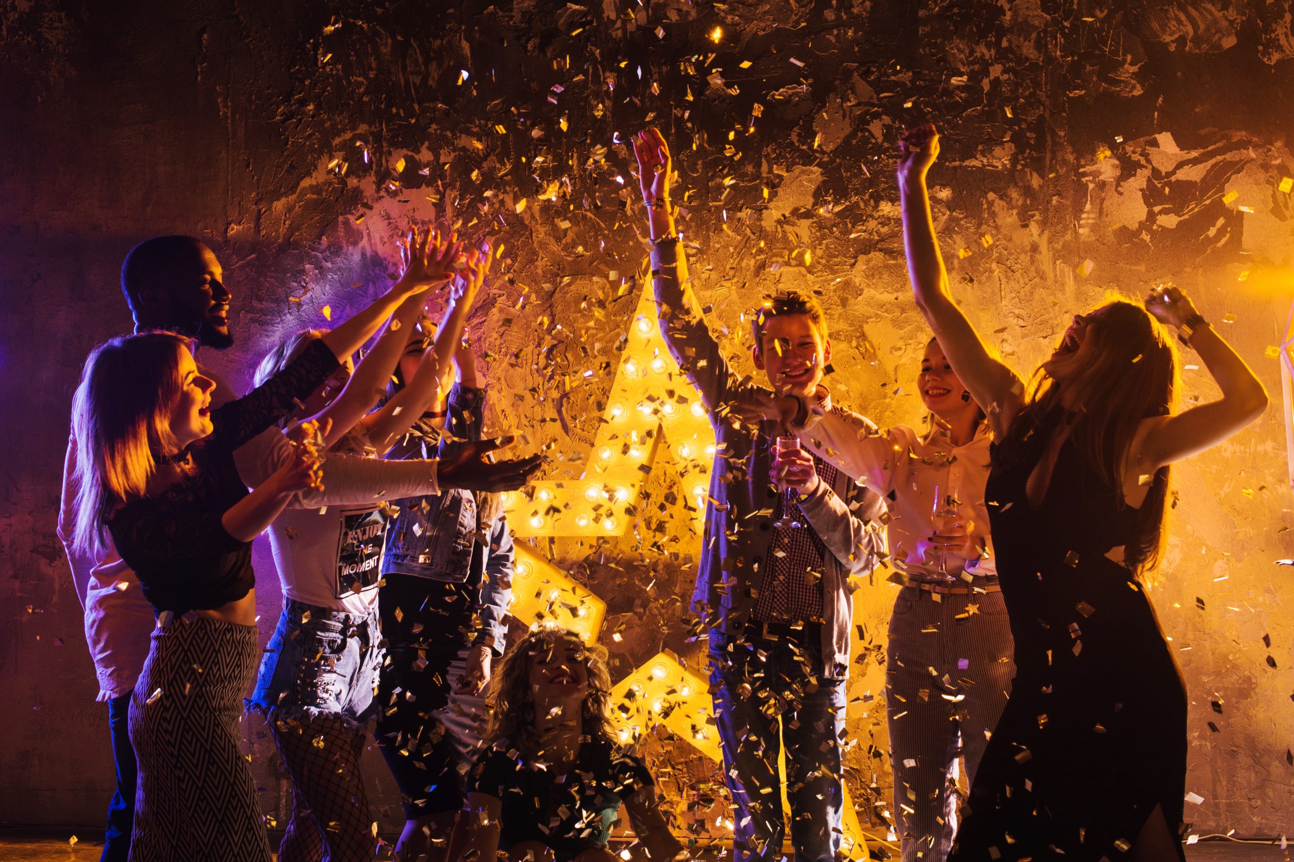 gente-celebrando-noche The St. Regis Saadiyat Island Resort