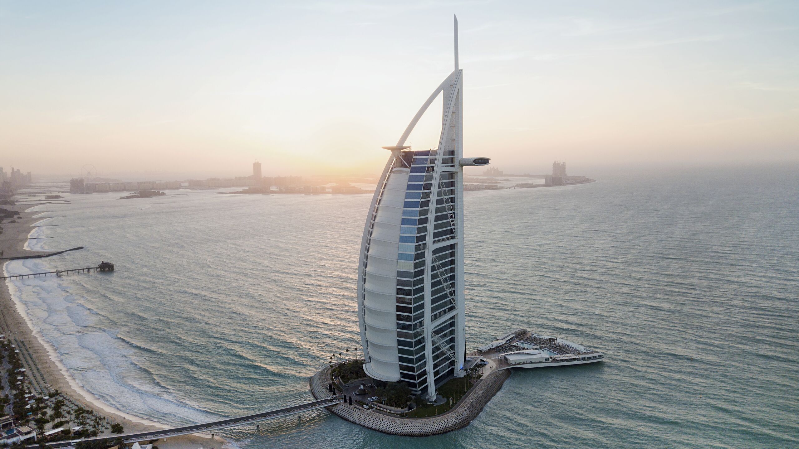 jcom_Hero_image-Burj Al Arab Jumeirah - Vista aérea al atardecer Escapadas de vacaciones de Eid al Fitr en los Emiratos Árabes Unidos 2024