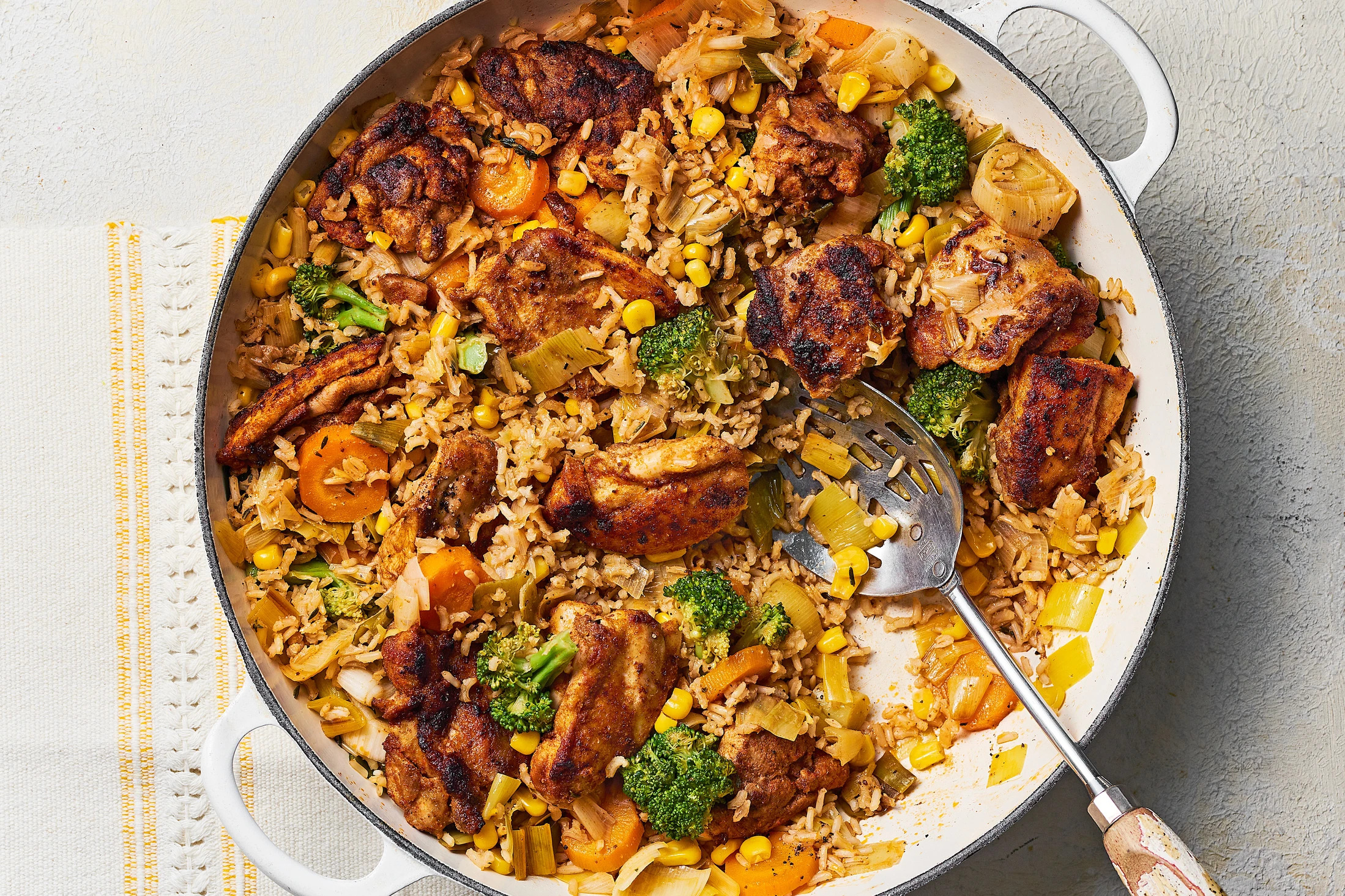 Arroz con pollo en una olla-c8497d8