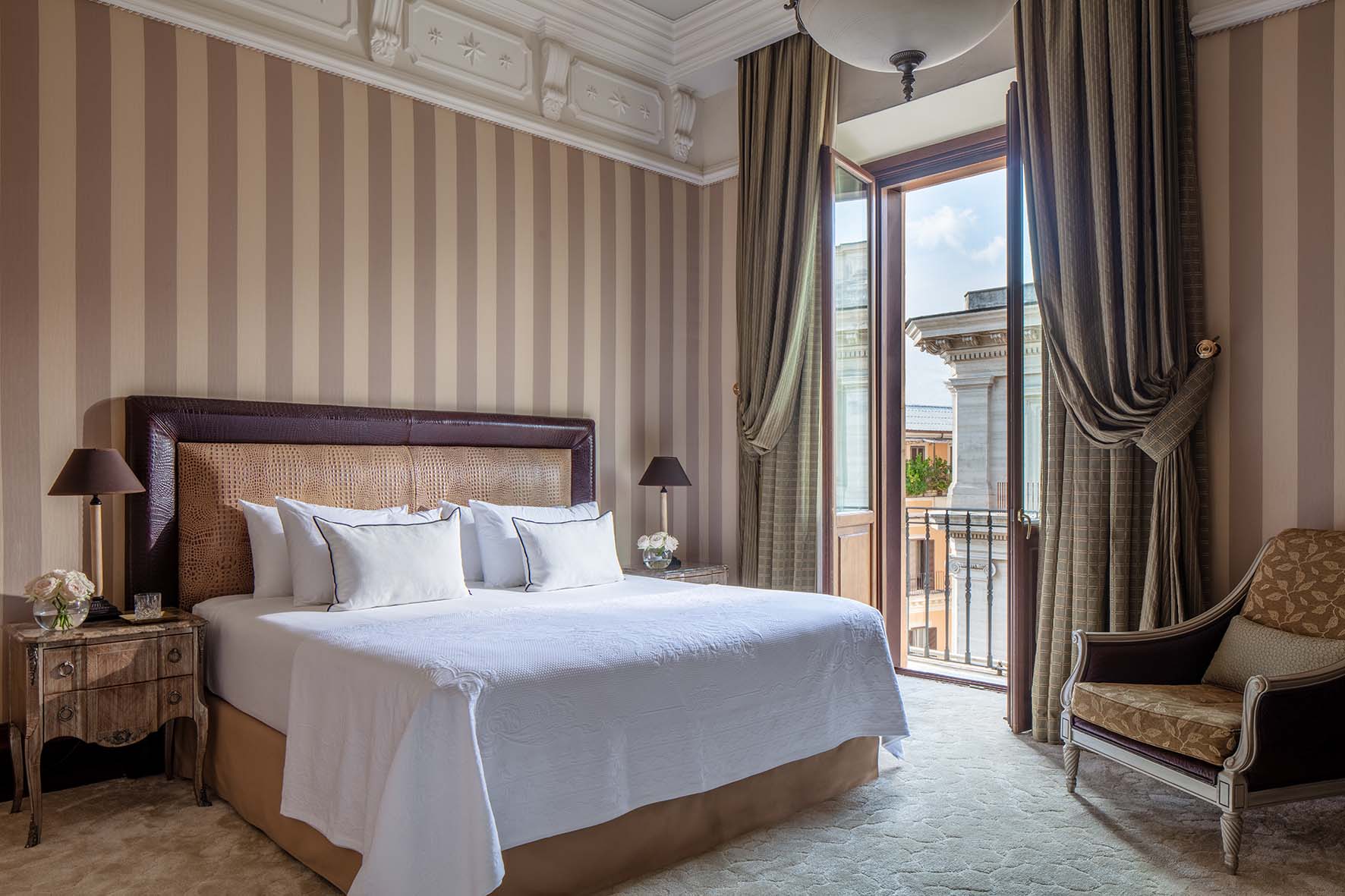 Anantara_Palazzo_Naiadi_Rome_Premium_Panorama_View_Angle_Bed_Window Rome travel guide