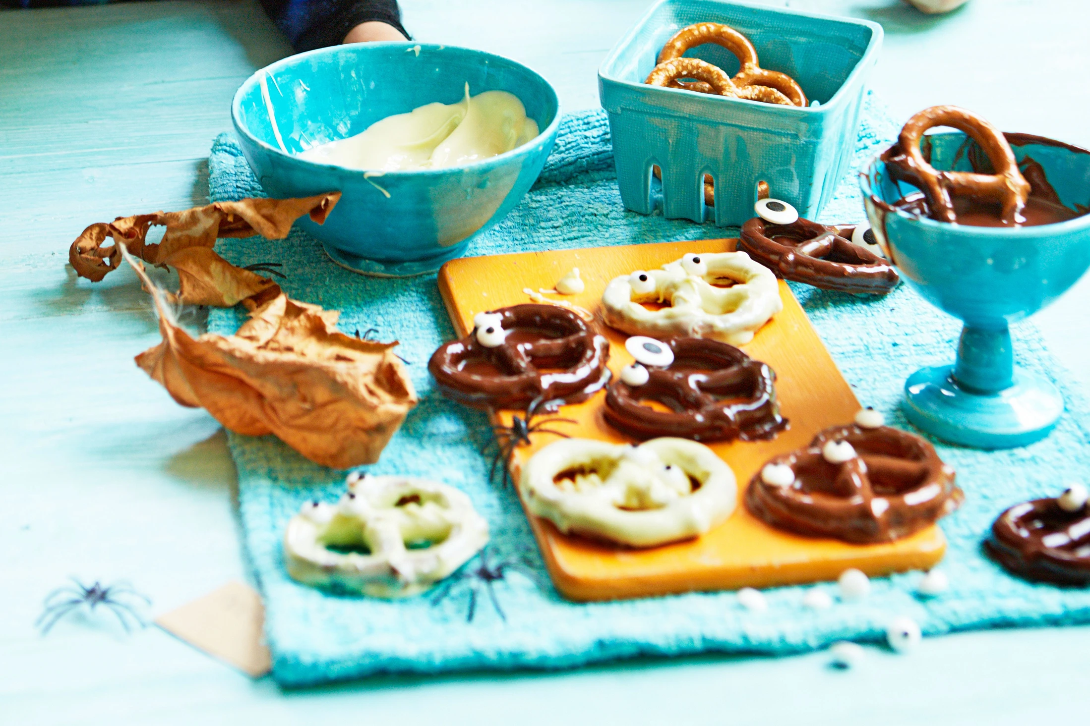 Pretzels-cubiertos-de-chocolate-6853a91 Aperitivos para la fiesta de Halloween