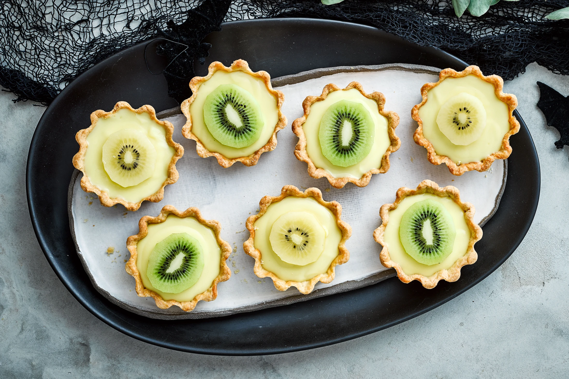 Kiwi-slime-pies-c9755bd Aperitivos para fiesta de Halloween