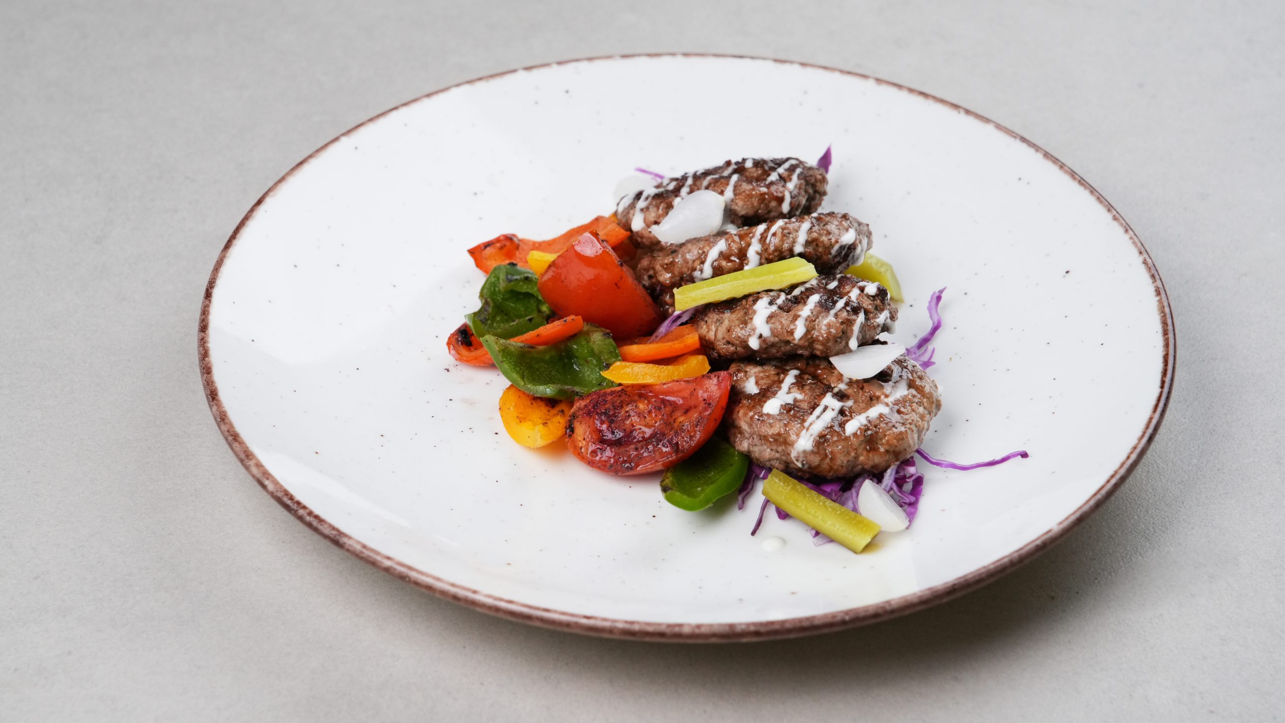 empanadas jugosas de carne wagyu con pimientos asados, champiñones, tomates y mayonesa de pepinillos (keto) 1