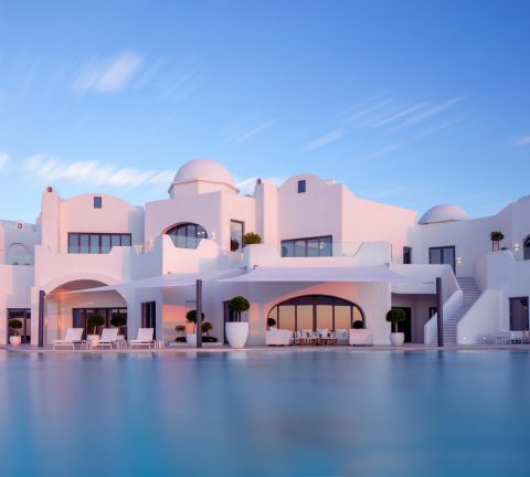 Anantara Santorini Abu Dhabi welcomes acclaimed Chef Louis Anjos for a stunning seaside dinner