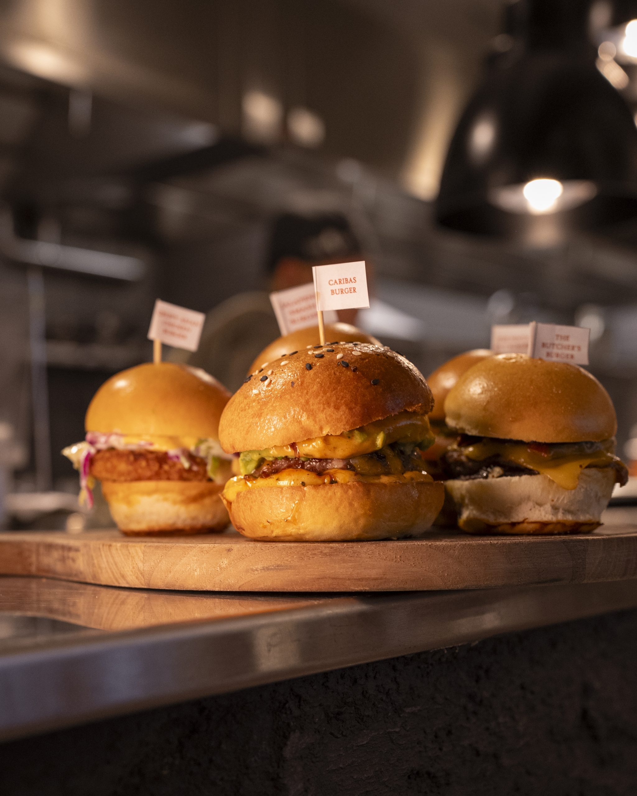 Un corte sobre las hamburguesas en el noveno corte (3) Un corte por encima de las hamburguesas en el noveno corte (3)