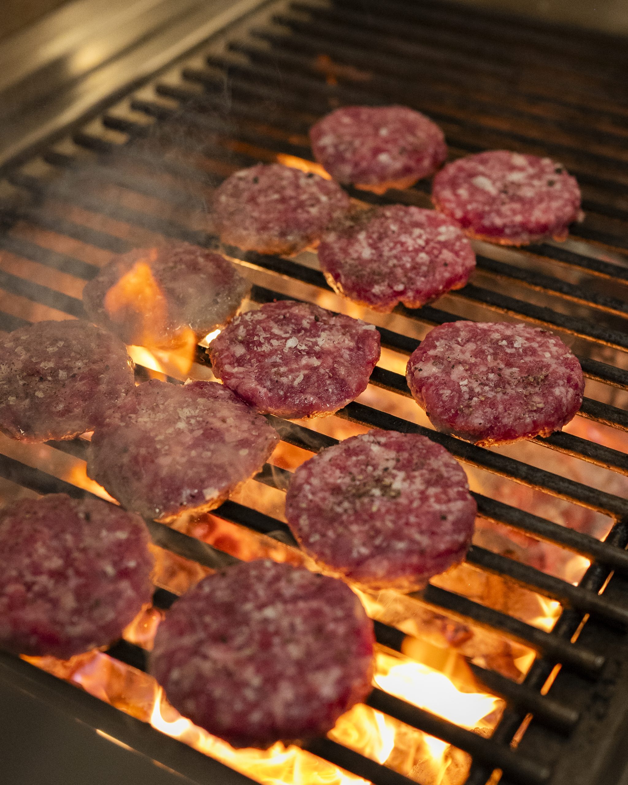 Un corte sobre las hamburguesas en el noveno corte (7) Un corte por encima de las hamburguesas en el noveno corte (7)