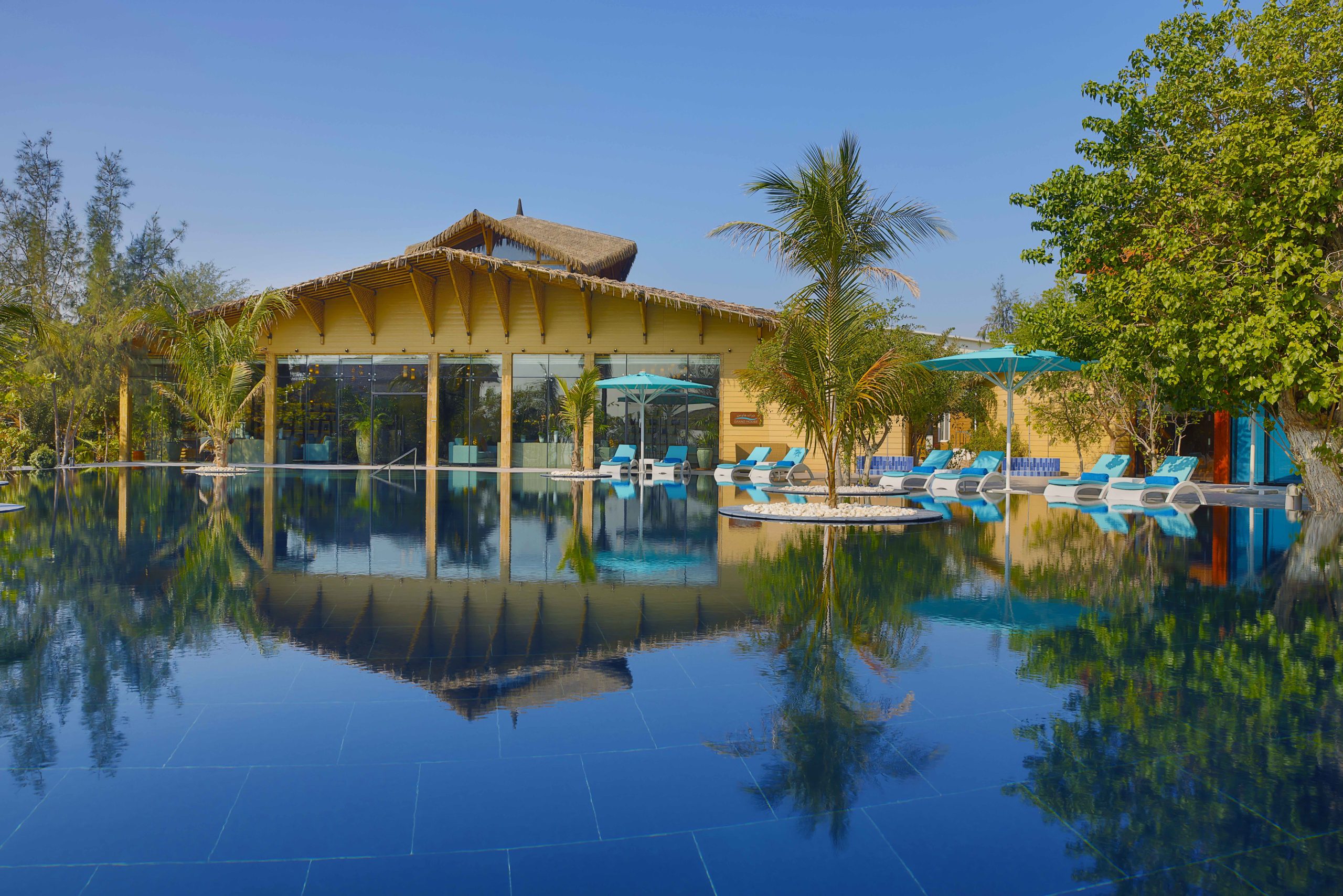 anantara_world_islands_dubai_pool_view_adjacent_to_grand_house