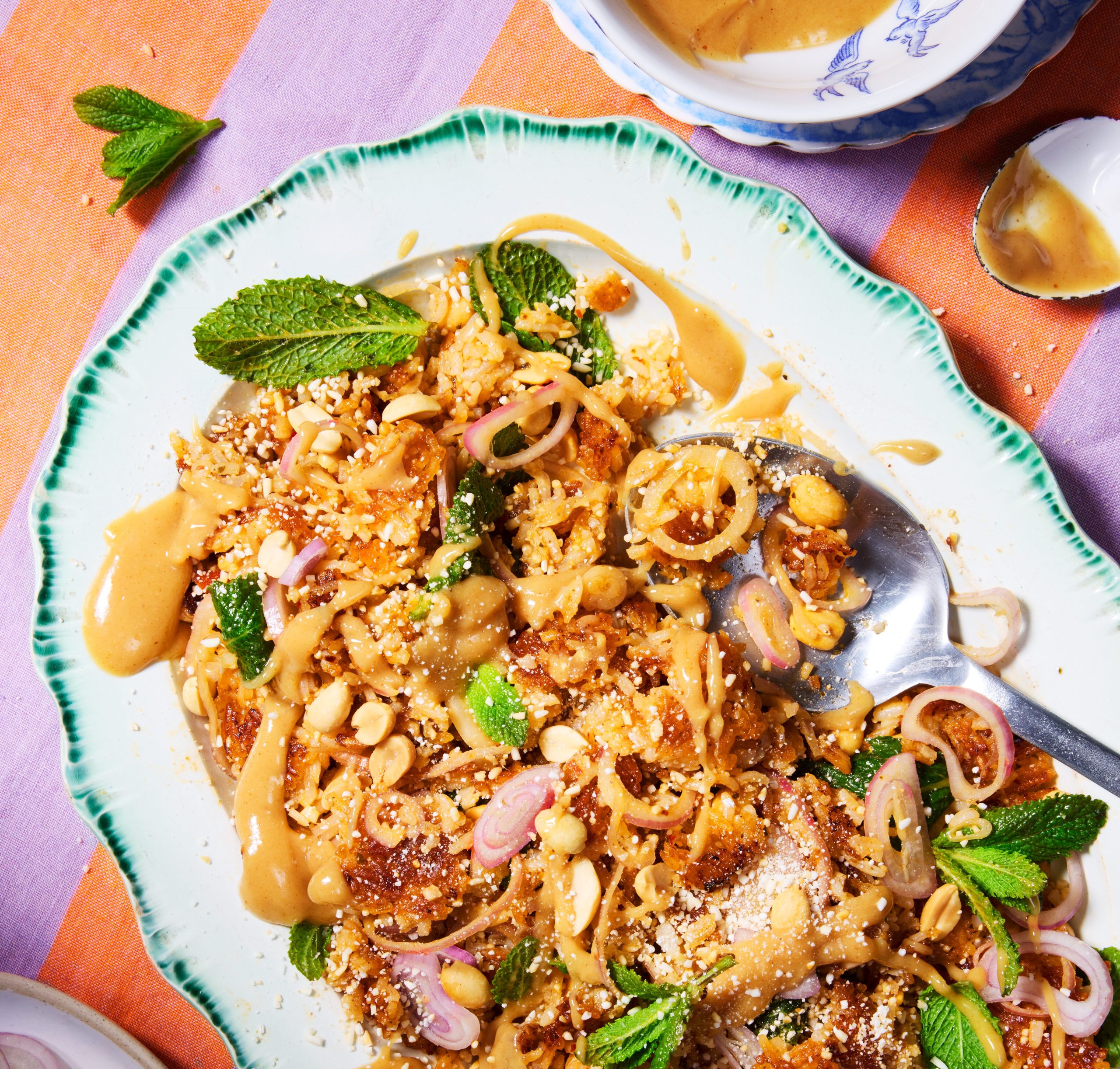 Crispy curry rice salad with herbs