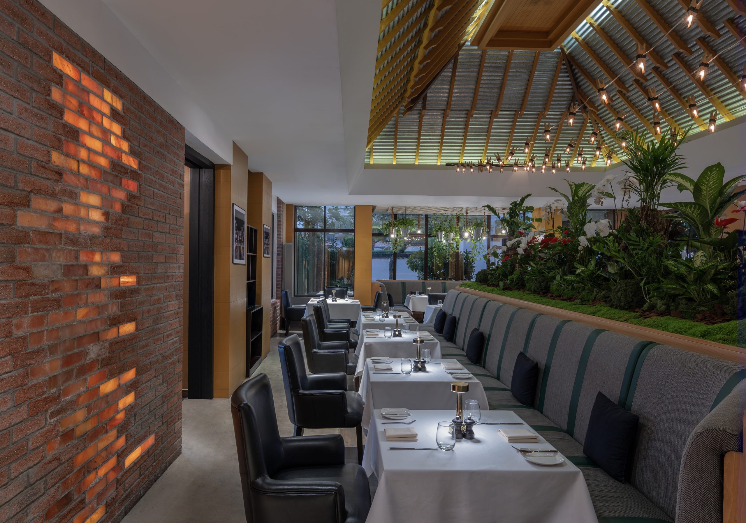 Anantara_The_Palm_Dubai_Resort_Restaurant_Bushmans_Restaurant_and_Bar_Seating_Area